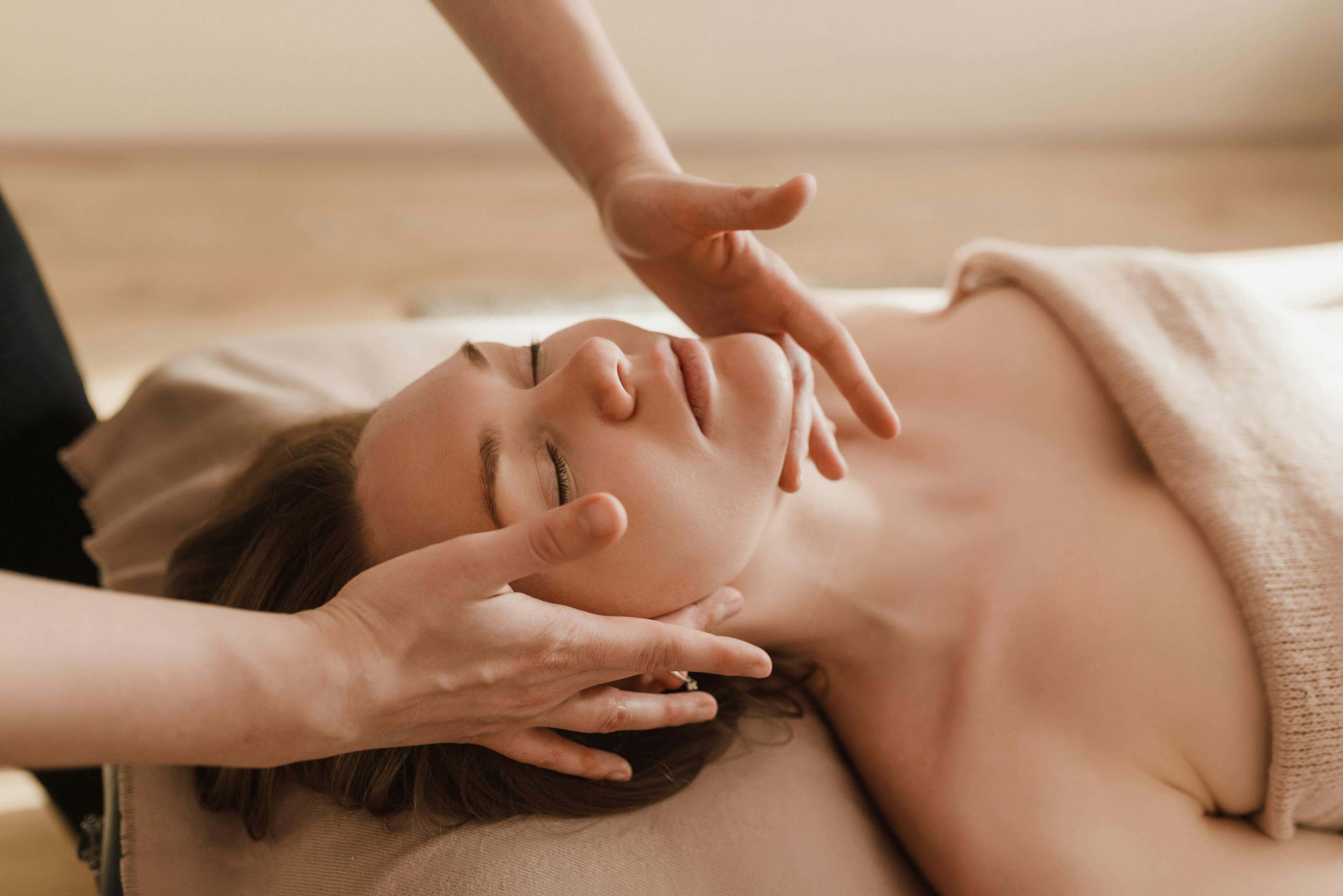 https://mail.amritamasaj.ro/Masajul Facial: Secretul unui Ten Strălucitor